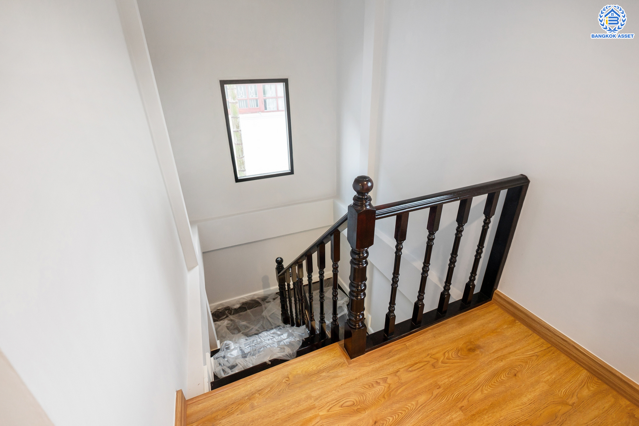 บ้านมือสองตกแต่งใหม่ ม.บ้านสาวิตรี พุทธมณฑลสาย3 หลังมุม เนื้อที่ 54.2 ตร.ว. ฟังก์ชัน 3 ห้องนอน 2 ห้องน้ำ จอดรถได้ 2 คัน บนทำเลใกล้ทางคู่ขนานลอยฟ้าบรมราชชนนี ม.มหิดล เซ็นทรัลศาลายา และรายล้อมด้วยสิ่งอำนวยความสะดวกครบ!…